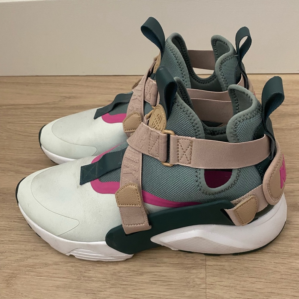 Nike Womens Huarache City size 10
